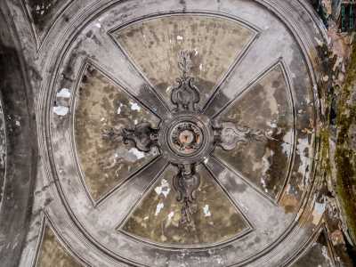 Stesso discorso per la volta a vela del soffitto, i cui stucchi riproducono la croce patente, simbolo gerosolomitano